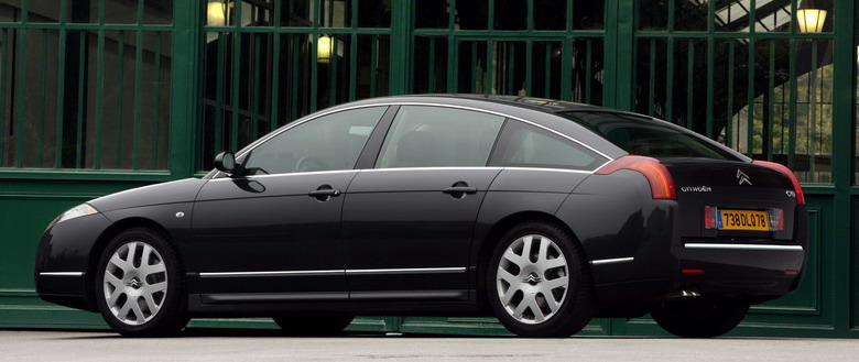Citron C6: design extrieur: La forme des sorties d'chappement suggre que cette Citron C6 est quipe du V6 HDi, dvelopp en partenariat avec Ford.